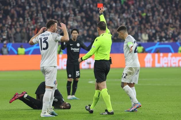Randal Kolo Muani Eintracht Frankfurt , Nr 9 sees the red card lying on the ground by referee Artur Dias POR after foul on Andre Frank Samba Anguissa SSC, Nr 99 , Eintracht Frankfurt SSC Napoli, Eintracht Frankfurt SSC Napoli, Champions League, CL, 2022 2023 season, 16th final, round of last 16, 21 02 2023,