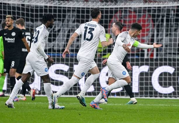21 02 2023, xpsx, football UEFA Champions League Round of 16 first leg, Eintracht Frankfurt SSC Napoli v l celebrate the goal, goal celebration to 0 2 goal scorer Giovanni di Lorenzo of SSC Napoli DFL DFB REGULATIONS PROHIBIT ANY USE OF PHOTOGRAPHS as IMAGE SEQUENCES and or QUASI VIDEO emspor Frankfurt