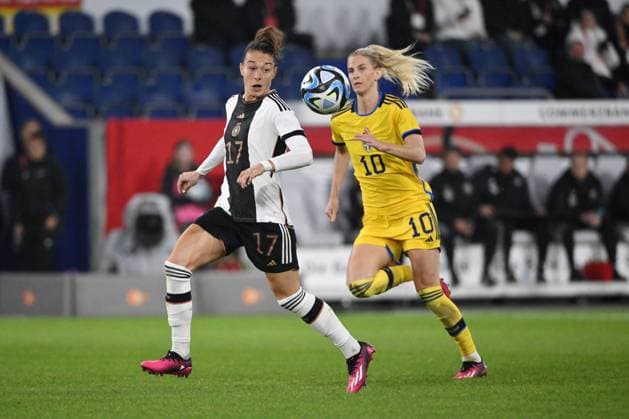 Felicitas Rauch Germany , li , against Sofia Jakobsson Sweden 21 02 2023, football, women national team, test match, Germany Sweden 0 0, Duisburg Schauinsland Reisen Arena Nordrhein Westfalen Germany Team2