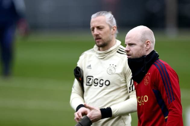 AMSTERDAM - (lr) Ajax goalkeeper Remko Pasveer, Davy Klaassen of Ajax during a training session prior to the UEFA Europa League play-off match between FC Union Berlin and Ajax Amsterdam at Sportpark de Toekomst on February 22, 2023 in Amsterdam, Netherlands. ANP KOEN VAN WEEL UEFA Europa League Play-off MD-1 2022 2023 xVIxANPxSportx xxANPxIVx 463317230 originalFilename: 463317230.jpg