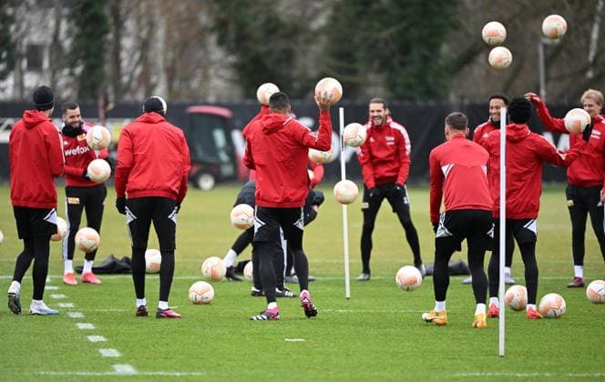 Football, men, 2022 2023 season, Europa League, 1 FC Union Berlin, training before the match against Ajax Amsterdam, coach Urs Fischer 1 FC Union Berlin is pelted with balls and shot at by his players and coaches two days after his 57th birthday, 22 02 2022, Copyright: xMatthiasxKochx