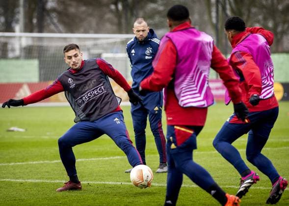 AMSTERDAM - Dusan Tadic and coach John Heitinga during a training session ahead of the UEFA Europa League play-off match between FC Union Berlin and Ajax Amsterdam at sportpark de Toekomst on February 22, 2023 in Amsterdam, Netherlands. ANP KOEN VAN WEEL UEFA Europa League Play-off MD-1 2022 2023 xVIxANPxSportx xxANPxIVx 463320494 originalFilename: 463320494.jpg