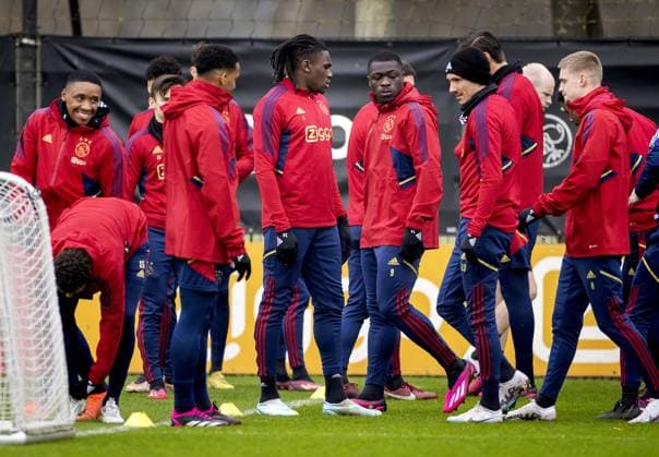 AMSTERDAM - Steven Bergwijn, Calvin Bassey, Brian Brobbey, Steven Berghuis and Kenneth Taylor during a training session ahead of the UEFA Europa League play-off match between FC Union Berlin and Ajax Amsterdam at sportpark de Toekomst on February 22, 2023 in Amsterdam, Netherlands. ANP KOEN VAN WEEL UEFA Europa League Play-off MD-1 2022 2023 xVIxANPxSportx xxANPxIVx 463320566 originalFilename: 463320566.jpg