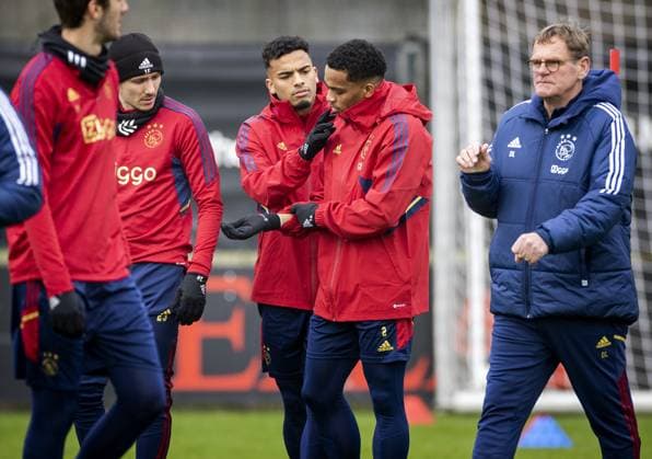 AMSTERDAM - Steven Berghuis, Owen Wijndal, Jurrien Timber and assistant Dwight Lodeweges during a training session ahead of the UEFA Europa League play-off match between FC Union Berlin and Ajax Amsterdam at sportpark de Toekomst on February 22, 2023 in Amsterdam, Netherlands. ANP KOEN VAN WEEL UEFA Europa League Play-off MD-1 2022 2023 xVIxANPxSportx xxANPxIVx 463320915 originalFilename: 463320915.jpg