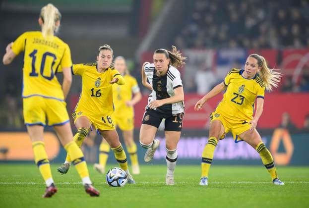 v l Filippa ANGELDAL SWE , Klara BUEHL Bühl GER , Elin RUBINSSON SWE Duel, Action, Football match women, Friendly match, Germany GER Sweden SWE 0 0, on 21 02 2023 in Duisburg Germany Â