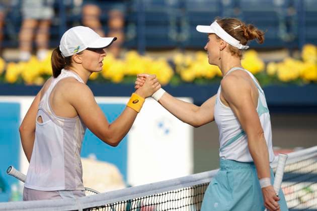 R L Liudmila Samsonova congratulates the winner Iga Swiatek Tennis Dubai Tennis Championships 2023 WTA Dubai Duty Free Tennis Stadium Dubai United Arab Emirates 22 February 2023 Copyright: xJuergenxHasenkopfx