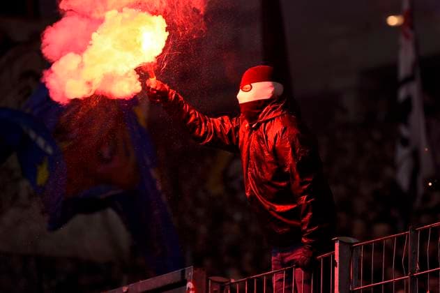Eintracht Frankfurt v SSC Napoli - UEFA Champions League A fan of Eintracht Frankfurt holds a flare during the UEFA Champions League round of 16 football match between Eintracht Frankfurt and SSC Napoli. Frankfurt am Main Germany Copyright: xNicolòxCampox
