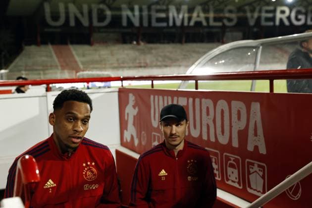 BERLIN - (lr) Jurrien Timber of Ajax, Steven Berghuis of Ajax during a Walk around the pitch prior to the UEFA Europa League play-off match between FC Union Berlin and Ajax Amsterdam at Stadion An der Alten Forsterei on February 22, 2023 in Berlin, Germany. ANP MAURICE VAN STONE UEFA Europa League Play-off MD-1 2022 2023 xVIxANPxSportx xxANPxIVx 463347273 originalFilename: 463347273.jpg