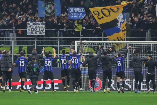 FC Internazionale vs FC Porto UEFA Champions League 2022 23 Round of 16 First leg 22 02 2023 Romelu Lukaku of FC Internazionale celebrates the victory at the end of the match with his team mates during the UEFA Champions League 2022 23 Round of 16 First leg football match between FC Internazionale and FC Porto at Giuseppe Meazza Stadium, Milan, Italy on February 22, 2023 Photo FCI Fabrizio Carabelli Copyright: xBEAUTIFULxSPORTS Carabellix