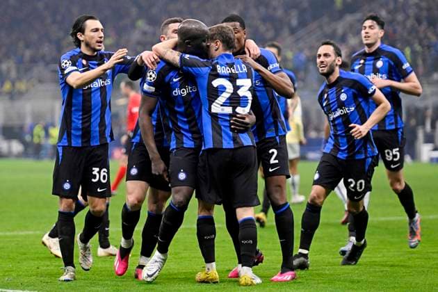 IPP20230222 Football - soccer: UEFA Champions League 2022 2023, Inter Milan - FC Porto, Romelu Lukaku esulta dopo il gol del 1-0 dando un bacio a nicolÃ² barella (Verwendung nur in Deutschland - GERMANY ONLY) *** IPP20230222 Football soccer UEFA Champions League 2022 2023, Inter Milan FC Porto, Romelu Lukaku esulta dopo il gol del 1 0 dando un bacio a nicolÃ² barella Use only in Germany GERMANY ONLY 