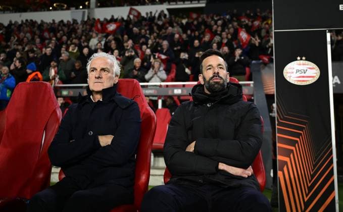 EINDHOVEN - (lr) PSV assistant coach Fred Rutten, PSV coach Ruud van Nistelrooij during the UEFA Europa league play-off match between PSV Eindhoven and Sevilla FC at Phillips stadium on February 23, 2023 in Eindhoven, Netherlands. ANP OLAF KRAAK PSV Eindhoven v Sevilla FC: Knockout Round Play-Off Leg Two - UEFA Europa League 2022 2023 xVIxANPxSportx xxANPxIVx 463443329 originalFilename: 463443329.jpg