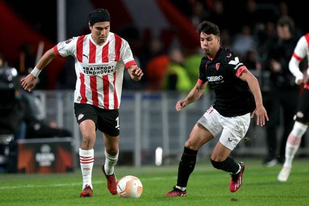 EINDHOVEN - (lr) Erick Gutierrez of PSV Eindhoven, Oliver Torres of Sevilla FC during the UEFA Europa league play-off match between PSV Eindhoven and Sevilla FC at Phillips stadium on February 23, 2023 in Eindhoven, Netherlands. AP Dutch Height Jeroen Putmans PSV Eindhoven v Sevilla FC: Knockout Round Play-Off Leg Two - UEFA Europa League 2022 2023 xVIxANPxSportx xJeroenxPutmansxIVx 463443476 originalFilename: 463443476.jpg