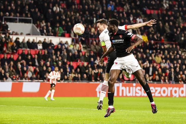 EINDHOVEN, 23-02-2023. Philips Stadion, Stadium of PSV. Europa League season 2022-2023. Second leg PSV - Sevilla, PSV player Luuk de Jong, Sevilla defender Tanguy Nianzou. PSV - Sevilla  x19994504x Copyright: