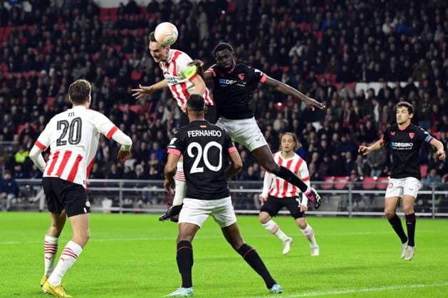 EINDHOVEN - (lr) Luuk de Jong of PSV Eindhoven, Tanguy Nianzou of Sevilla FC during the UEFA Europa league play-off match between PSV Eindhoven and Sevilla FC at Phillips stadium on February 23, 2023 in Eindhoven, Netherlands. ANP OLAF KRAAK PSV Eindhoven v Sevilla FC: Knockout Round Play-Off Leg Two - UEFA Europa League 2022 2023 xVIxANPxSportx xxANPxIVx 463443539 originalFilename: 463443539.jpg