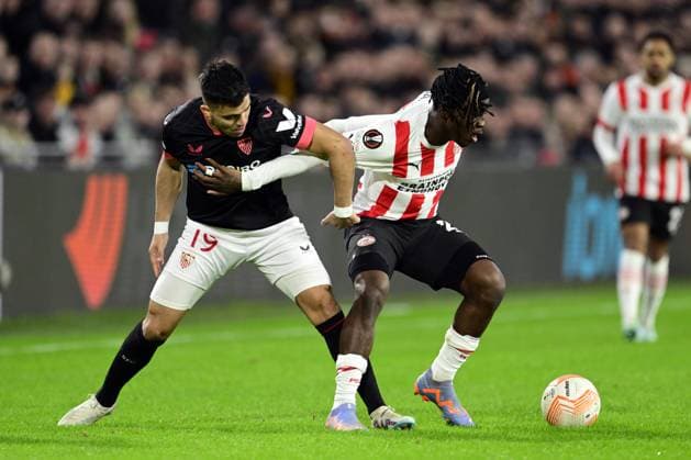 EINDHOVEN - (lr) Marcos Acuna of Sevilla FC, Johan Bakayoko of PSV Eindhoven during the UEFA Europa league play-off match between PSV Eindhoven and Sevilla FC at Phillips stadium on February 23, 2023 in Eindhoven, Netherlands. ANP OLAF KRAAK PSV Eindhoven v Sevilla FC: Knockout Round Play-Off Leg Two - UEFA Europa League 2022 2023 xVIxANPxSportx xxANPxIVx 463443978 originalFilename: 463443978.jpg