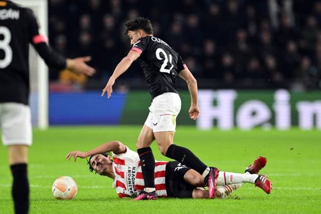 EINDHOVEN - (lr) Erick Gutierrez of PSV Eindhoven, Oliver Torres of Sevilla FC during the UEFA Europa league play-off match between PSV Eindhoven and Sevilla FC at Phillips stadium on February 23, 2023 in Eindhoven, Netherlands. ANP OLAF KRAAK PSV Eindhoven v Sevilla FC: Knockout Round Play-Off Leg Two - UEFA Europa League 2022 2023 xVIxANPxSportx xxANPxIVx 463444301 originalFilename: 463444301.jpg