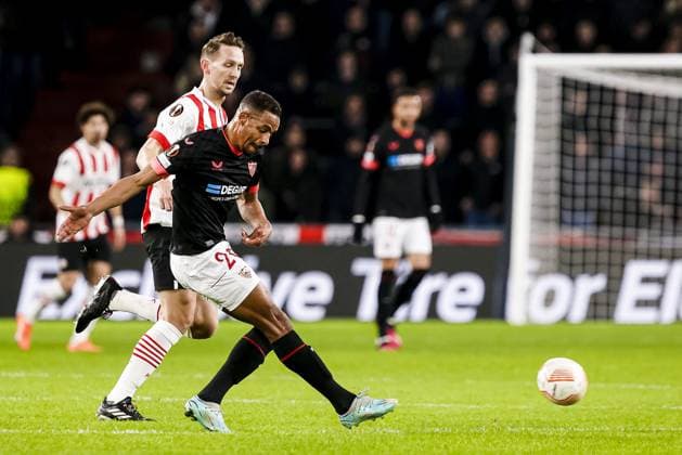 EINDHOVEN, 23-02-2023. Philips Stadion, Stadium of PSV. Europa League season 2022-2023. Second leg PSV - Sevilla, PSV player Luuk de Jong, Sevilla midfielder Fernando PSV - Sevilla  x19994781x Copyright: