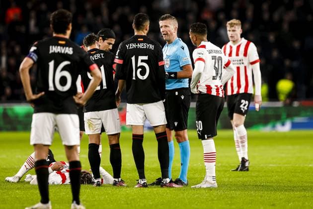EINDHOVEN, 23-02-2023. Philips Stadion, Stadium of PSV. Europa League season 2022-2023. Second leg PSV - Sevilla, Referee Daniele Orsato talking to Sevilla forward Yousseff En-Nesyri , PSV player Patrick van Aanholt PSV - Sevilla  x19994825x Copyright: