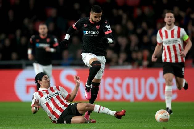 EINDHOVEN - (lr) Erick Gutierrez of PSV Eindhoven, Youssef En Nesyri of Sevilla FC during the UEFA Europa league play-off match between PSV Eindhoven and Sevilla FC at Phillips stadium on February 23, 2023 in Eindhoven, Netherlands. AP Dutch Height Jeroen Putmans PSV Eindhoven v Sevilla FC: Knockout Round Play-Off Leg Two - UEFA Europa League 2022 2023 xVIxANPxSportx xJeroenxPutmansxIVx 463444963 originalFilename: 463444963.jpg
