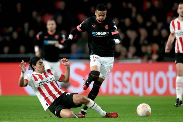 EINDHOVEN - (lr) Erick Gutierrez of PSV Eindhoven, Youssef En Nesyri of Sevilla FC during the UEFA Europa league play-off match between PSV Eindhoven and Sevilla FC at Phillips stadium on February 23, 2023 in Eindhoven, Netherlands. AP Dutch Height Jeroen Putmans PSV Eindhoven v Sevilla FC: Knockout Round Play-Off Leg Two - UEFA Europa League 2022 2023 xVIxANPxSportx xJeroenxPutmansxIVx 463444966 originalFilename: 463444966.jpg