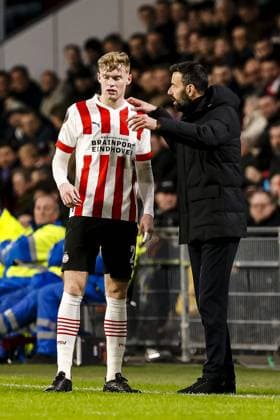 EINDHOVEN, 23-02-2023. Philips Stadion, Stadium of PSV. Europa League season 2022-2023. Second leg PSV - Sevilla, PSV trainer Ruud van Nistelrooij giving instructions to PSV player Jarrad Branthwaite PSV - Sevilla  x19994850x Copyright: