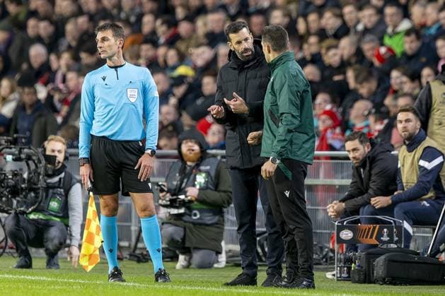 EINDHOVEN, 23-02-2023. Philips Stadion, Stadium of PSV. Europa League season 2022-2023. Second leg PSV - Sevilla. PSV trainer coach Ruud van Nistelrooij (L) arguing with the Fourth official (R) during the game PSV - Sevilla. PSV - Sevilla  x19995048x Copyright: