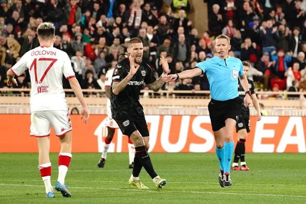 Mitchel Bakker (Bayer 04 Leverkusen) - Alejandro Hernandez (arbitre) FOOTBALL : AS Monaco vs Bayer 04 Leverkusen - League Europa - Monaco - 23 02 2023 NorbertScanella Panoramic 