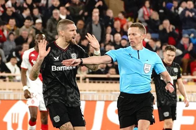Mitchel Bakker (Bayer 04 Leverkusen) - Alejandro Hernandez (arbitre) FOOTBALL : AS Monaco vs Bayer 04 Leverkusen - League Europa - Monaco - 23 02 2023 NorbertScanella Panoramic 