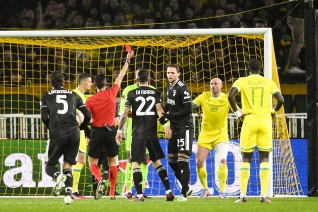 Sport Bilder des Tages carton rouge de Jose Maria Sanchez Martinez - arbitre pour Nicolas Pallois (Nantes) FOOTBALL : Nantes vs Juventus de Turin - Barrage retour Ligue Europa - 23 02 2023 JBAutissier Panoramic 