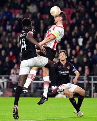 EINDHOVEN - (l-r) Tanguy Nianzou of Sevilla FC, Luuk de Jong of PSV Eindhoven, Jesus Navas of Sevilla FC during the UEFA Europa league play-off match between PSV Eindhoven and Sevilla FC at Phillips stadium on February 23, 2023 in Eindhoven, Netherlands . ANP OLAF KRAAK PSV Eindhoven v Sevilla FC: Knockout Round Play-Off Leg Two - UEFA Europa League 2022 2023 xVIxANPxSportx xxANPxIVx 463447359 originalFilename: 463447359.jpg
