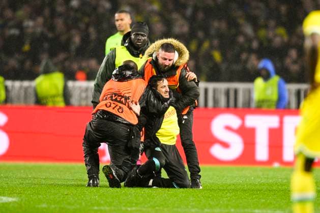 envahissement sur la pelouse d un supporter Nantais stoppe par la securite FOOTBALL : Nantes vs Juventus de Turin - Barrage retour Ligue Europa - 23 02 2023 JBAutissier Panoramic 