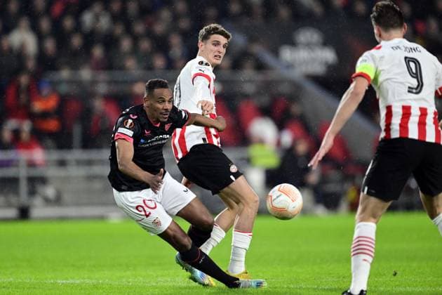 EINDHOVEN - (lr) Fernando, Guus Til of PSV Eindhoven during the UEFA Europa league play-off match between PSV Eindhoven and Sevilla FC at Phillips stadium on February 23, 2023 in Eindhoven, Netherlands. ANP OLAF KRAAK PSV Eindhoven v Sevilla FC: Knockout Round Play-Off Leg Two - UEFA Europa League 2022 2023 xVIxANPxSportx xxANPxIVx 463449039 originalFilename: 463449039.jpg