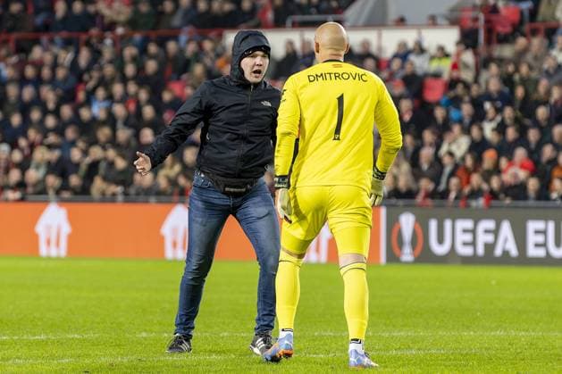 EINDHOVEN, 23-02-2023. Philips Stadion, Stadium of PSV. Europa League season 2022-2023. Second leg PSV - Sevilla. Streaker fighting with Sevilla goalkeeper Marko Dmitrovic during the game PSV - Sevilla. PSV - Sevilla  x19995404x Copyright: