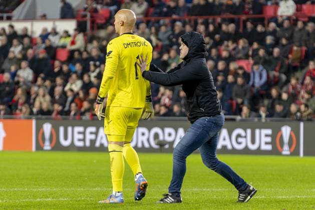 EINDHOVEN, 23-02-2023. Philips Stadion, Stadium of PSV. Europa League season 2022-2023. Second leg PSV - Sevilla. Streaker fighting with Sevilla goalkeeper Marko Dmitrovic during the game PSV - Sevilla. PSV - Sevilla  x19995405x Copyright: