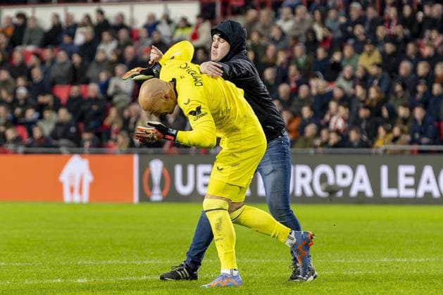 Football, EL, PSV Eindhoven - FC Sevilla, Sevilla goalkeeper Marko Dmitrovic attacked by PSV fan