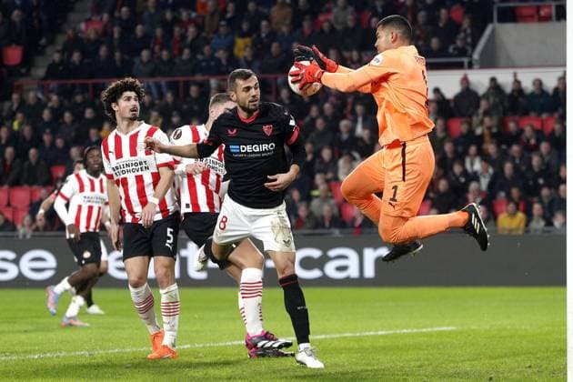 EINDHOVEN - (l-r) Jordan Teze of PSV Eindhoven, Joan Jordan of Sevilla FC, PSV Eindhoven goalkeeper Walter Benitez during the UEFA Europa league play-off match between PSV Eindhoven and Sevilla FC at Phillips stadium on February 23, 2023 in Eindhoven, Netherlands. AP Dutch Height Jeroen Putmans PSV Eindhoven v Sevilla FC: Knockout Round Play-Off Leg Two - UEFA Europa League 2022 2023 xVIxANPxSportx xJeroenxPutmansxIVx 463451913 originalFilename: 463451913.jpg
