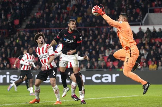 EINDHOVEN - (l-r) Jordan Teze of PSV Eindhoven, Joan Jordan of Sevilla FC, PSV Eindhoven goalkeeper Walter Benitez during the UEFA Europa league play-off match between PSV Eindhoven and Sevilla FC at Phillips stadium on February 23, 2023 in Eindhoven, Netherlands. AP Dutch Height Jeroen Putmans PSV Eindhoven v Sevilla FC: Knockout Round Play-Off Leg Two - UEFA Europa League 2022 2023 xVIxANPxSportx xJeroenxPutmansxIVx 463451923 originalFilename: 463451923.jpg