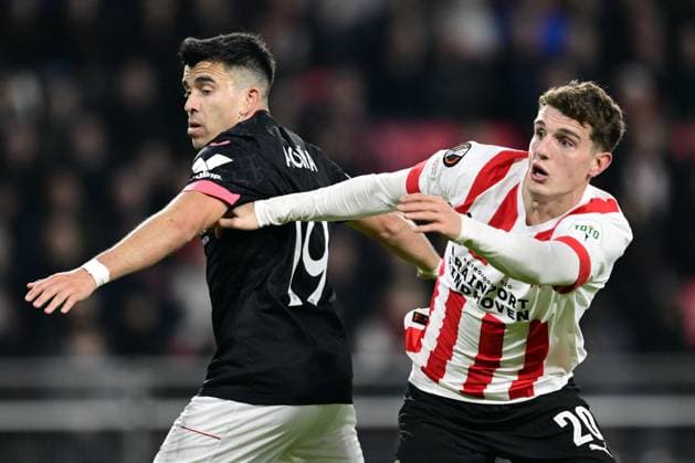 EINDHOVEN - (lr) Marcos Acuna of Sevilla FC, Guus Til of PSV Eindhoven during the UEFA Europa league play-off match between PSV Eindhoven and Sevilla FC at Phillips stadium on February 23, 2023 in Eindhoven, Netherlands. ANP OLAF KRAAK PSV Eindhoven v Sevilla FC: Knockout Round Play-Off Leg Two - UEFA Europa League 2022 2023 xVIxANPxSportx xxANPxIVx 463452083 originalFilename: 463452083.jpg