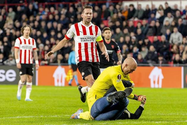 EINDHOVEN, 23-02-2023. Philips Stadion, Stadium of PSV. Europa League season 2022-2023. Second leg PSV - Sevilla. Streaker fighting with Sevilla goalkeeper Marko Dmitrovic during the game PSV - Sevilla. PSV - Sevilla  x19995513x Copyright: