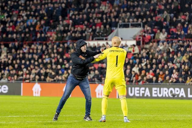 EINDHOVEN, 23-02-2023. Philips Stadion, Stadium of PSV. Europa League season 2022-2023. Second leg PSV - Sevilla. Streaker fighting with Sevilla goalkeeper Marko Dmitrovic during the game PSV - Sevilla. PSV - Sevilla  x19995515x Copyright: