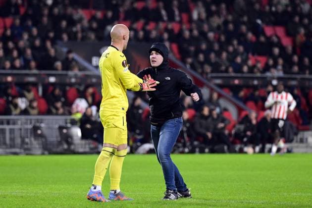 EINDHOVEN - PSV supporter assaults Sevilla FC goalkeeper Marko Dmitrovic during the UEFA Europa league play-off match between PSV Eindhoven and Sevilla FC at Phillips stadium on February 23, 2023 in Eindhoven, Netherlands. ANP OLAF KRAAK PSV Eindhoven v Sevilla FC: Knockout Round Play-Off Leg Two - UEFA Europa League 2022 2023 xVIxANPxSportx xxANPxIVx 463453117 originalFilename: 463453117.jpg