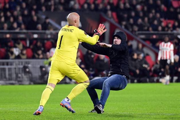 EINDHOVEN - PSV supporter assaults Sevilla FC goalkeeper Marko Dmitrovic during the UEFA Europa league play-off match between PSV Eindhoven and Sevilla FC at Phillips stadium on February 23, 2023 in Eindhoven, Netherlands. ANP OLAF KRAAK PSV Eindhoven v Sevilla FC: Knockout Round Play-Off Leg Two - UEFA Europa League 2022 2023 xVIxANPxSportx xxANPxIVx 463453142 originalFilename: 463453142.jpg