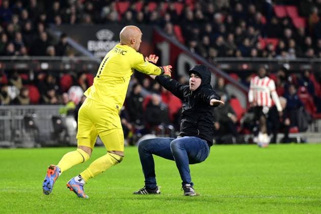 EINDHOVEN - PSV supporter assaults Sevilla FC goalkeeper Marko Dmitrovic during the UEFA Europa league play-off match between PSV Eindhoven and Sevilla FC at Phillips stadium on February 23, 2023 in Eindhoven, Netherlands. ANP OLAF KRAAK PSV Eindhoven v Sevilla FC: Knockout Round Play-Off Leg Two - UEFA Europa League 2022 2023 xVIxANPxSportx xxANPxIVx 463453272 originalFilename: 463453272.jpg