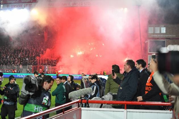 Football, men, season 2022 2023, Europa League, play offs to the round of 16, second leg , 1 FC Union Berlin Ajax Amsterdam, The fans of Ajax Amsterdam zuenden Bengalos, pyro, pyrotechnics, Leuchtkoerper, smoke bombs , 23 02 2022, Copyright: xMatthiasxKochx