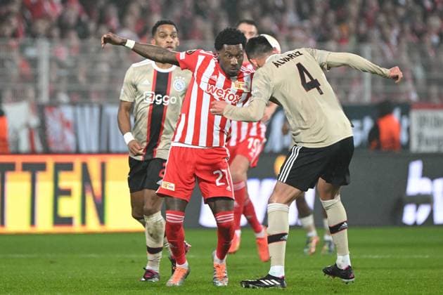 Football, men, season 2022 2023, Europa League, play offs to the round of 16, second leg , 1 FC Union Berlin Ajax Amsterdam, v l Sheraldo Becker 1 FC Union Berlin and Edson Alvarez Ajax Amsterdam in duel , 23 02 2022, Copyright: xMatthiasxKochx