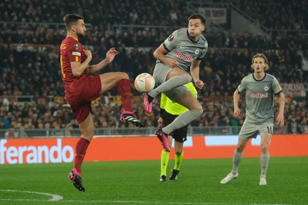 Italy: Europa League football match AS Roma vs FC Salzburg Roma s Italian midfielder Bryan Cristante challenges for the ball with Salisburgo s Bosnian defender Amar Dedic during the UEFA Europa League first knockout round return match between AS Roma vs FC Salzburg at the Olimpico Stadium in Rome, on February 23, 2023. AS_Romai_Salisburgo_0007 Copyright: xAntonioxBalascox