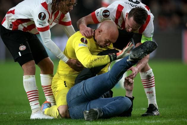 EINDHOVEN - A supporter fights with Sevilla FC goalkeeper Marko Dmitrovic during the UEFA Europa league play-off match between PSV Eindhoven and Sevilla FC at Phillips stadium on February 23, 2023 in Eindhoven, Netherlands. AP Dutch Height Jeroen Putmans PSV Eindhoven v Sevilla FC: Knockout Round Play-Off Leg Two - UEFA Europa League 2022 2023 xVIxANPxSportx xJeroenxPutmansxIVx 463454268 originalFilename: 463454268.jpg