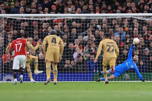 Fußball UEFA Europa League Achtelfinale 2. Spiel Manchester United gegen FC Barcelona 23. Februar 2023 UEFA Europa League Achtelfinale 2. Spiel Manchester United gegen FC Barcelona Manchester Uniteds Torhüter David de Gea kann einen Elfmeter von Robert Lewandowski (Barcelona) parieren, kassiert aber das erste Tor seiner Mannschaft Foto Simon Stacpoole Abseits Manchester UK  Copyright: xSimonxStacpoolexOffside
