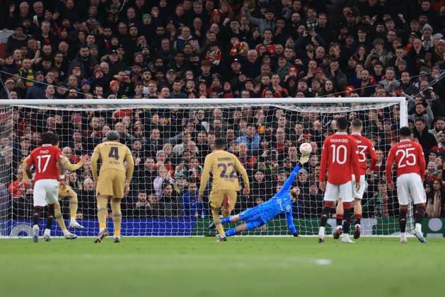 Fußball UEFA Europa League Achtelfinale 2. Spiel Manchester United gegen FC Barcelona 23. Februar 2023 UEFA Europa League Achtelfinale 2. Spiel Manchester United gegen FC Barcelona Manchester Uniteds Torhüter David de Gea kann einen Elfmeter von Robert Lewandowski (Barcelona) parieren, kassiert aber das erste Tor seiner Mannschaft Foto Simon Stacpoole Abseits Manchester UK  Copyright: xSimonxStacpoolexOffside