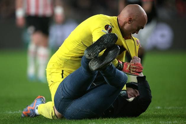 EINDHOVEN - A supporter fights with Sevilla FC goalkeeper Marko Dmitrovic during the UEFA Europa league play-off match between PSV Eindhoven and Sevilla FC at Phillips stadium on February 23, 2023 in Eindhoven, Netherlands. AP Dutch Height Jeroen Putmans PSV Eindhoven v Sevilla FC: Knockout Round Play-Off Leg Two - UEFA Europa League 2022 2023 xVIxANPxSportx xJeroenxPutmansxIVx 463454296 originalFilename: 463454296.jpg